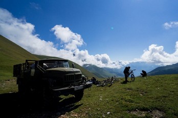 Внедорожный грузовик для трансфера участников фрирайд-велотура в горах Теберды
