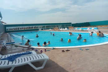Отдыхающие купаются в SPA ст.Кавказской