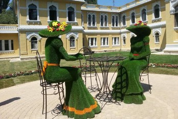 Травяная скульптурная композиция в городе Кисловодск