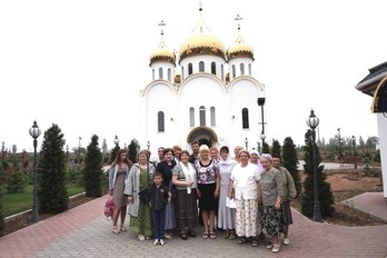 Экскурсионна группа у Свято-Георгиевского женского монастыря