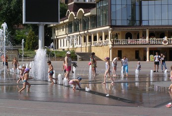 Отдыхающие купаются в фонтане на центральной площади