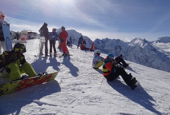 Сноубордисты отдыхают в Домбае