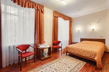 Спальня в одноместном номере первой категории во втором корпусе санатория имени Анджиевского в городе Ессентуки