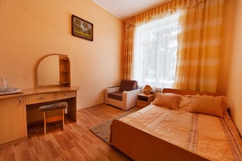 Спальня в номере одноместный стандарт - санаторий Жемчужина Кавказа в городе Ессентуки