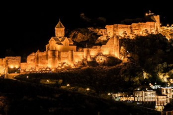 Крепость Нарикала ночью - город Тбилиси