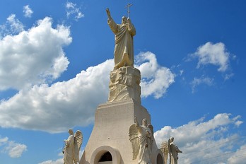 Статуя Христа в храмовом комплексе - Ессентуки