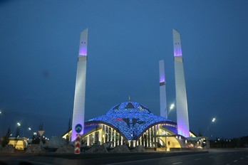 Мечеть имени Аймани Кадыровой в городе Аргун - ночью