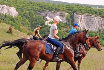 Катание на лошадях в окрестностях Медовых водопадов