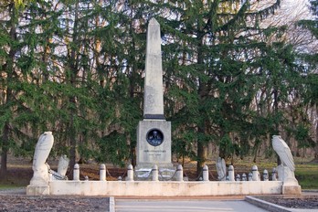 Памятник дуэли Лермонтова - весной г. Пятигорск