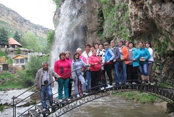 Экскурсионная группа на Медовых водопадах
