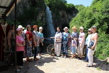 Отдыхающие на Медовых водопадах
