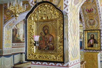 Икона Богородицы в  женском монастыре