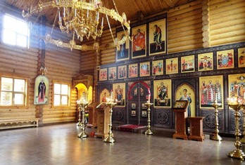 Главный зал храма Трех Святителей