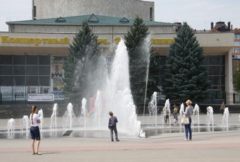 Курортники у фонтана на центральной площади