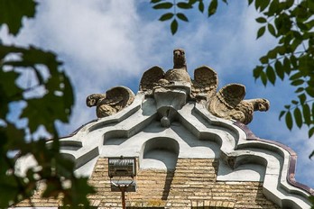 Скульптура гнезда орлов на крыше Курортной библиотеки - достопримечательности города Ессентуки