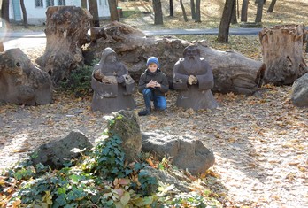 Статуи старичков в Курортном парке