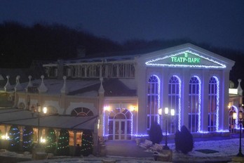 Парковый театр зимней ночью - достопримечательность г.Ессентуки