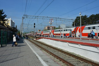 Двухэтажный поезд на железнодорожном вокзале города Ессентуки