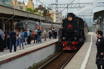 Встреча электрички и паровоза на железнодорожном вокзале Ессентуков