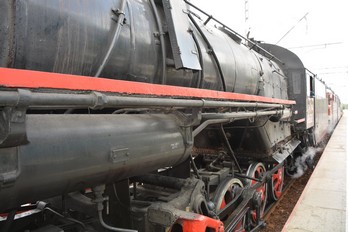 Паровоз-раритет  компании РЖД на железнодорожном вокзале Ессентуков