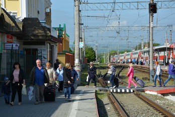 Высадившиеся отдыхающие на железнодорожном вокзале Ессентуков