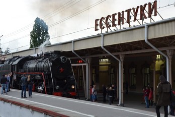 Паровоз рядом с железнодорожным вокзалом в городе Ессентуки