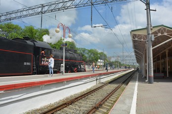 Прибытие паровоза на железнодорожный вокзал города Ессентуки
