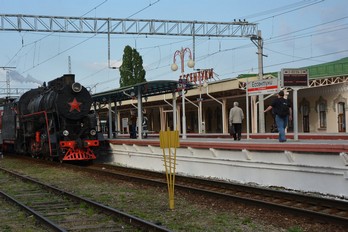 Прибытие паровоза к железнодорожному вокзалу гЕссентуки