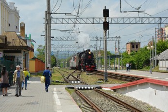 Приезд старого паровоза на железнодорожный вокзал города Ессентуки