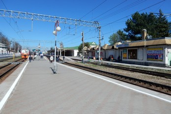 Перрон железнодорожного вокзала города Ессентуков
