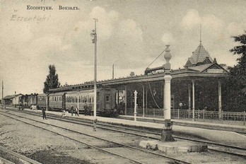 Вагоны на фоне жд вокзала Ессентуков в начале прошлог века
