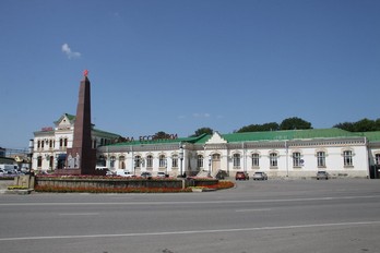 Здание железнодорожного  вокзала Ессенуков в настоящее время