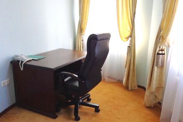 Кабинет в номере двухместный трехкомнатный люкс в санатории Галерея Палас в городе-курорте Пятигорск