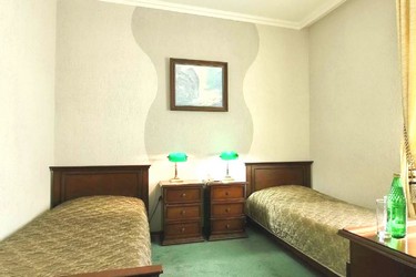Спальня в номере двухместный однокомнатный Стандарт в санатории Галерея Палас в городе Пятигорске