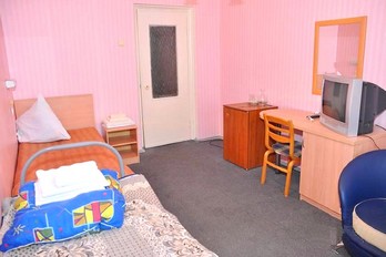Спальня в номере двухместный однокомнатный третьей категории санатория им.Лермонтова в городе-курорте Пятигорск