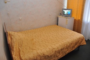 Спальня в одноместном однокомнатном номере второй категории в первом корпусе санатория им.Лермонтова в Пятигорске
