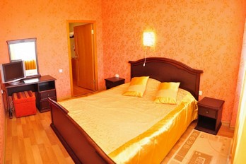 Спальня в двухместном двухкомнатном номере люкс в 4 корпусе в санатории имени Лермонтова - в городе Пятигорске