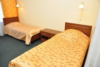 Спальня в двухместном однокомнатном номере второй категории санатория им.Лермонтова в городе-курорте Пятигорск