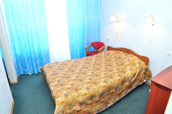 Спальня в номере двухместный двухкомнатный первой категории в первом корпусе санатория им.Лермонтова в городе Пятигорск