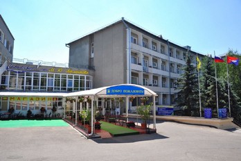Вход в главный корпус санатория имени Лермонтова в Пятигорске