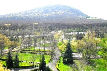Парк санатория Машук весной - город Пятигорск