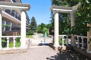 Колонны при входе во двор санатория Пятигорье - город Пятигорск