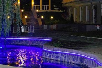 Ночная подсветка фонтана в санатории Пятигорье в городе Пятигорск