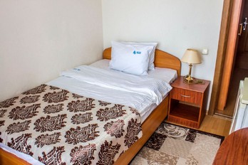 Спальня в однокомнатном одноместном номере второй категории в корпусе Б - санаторий Родник - города Пятигорск