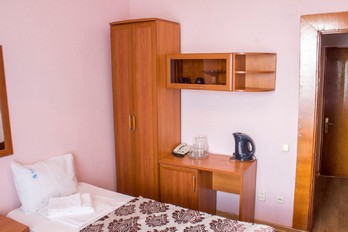 Спальня однокомнатного двухместного номера первой категории в корпусе Б - санаторий Родник - город Пятигорск