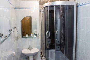 Душевая в номере двухместный двухкомнатный люкс в корпусе 10а санатория Родник в Пятигорске