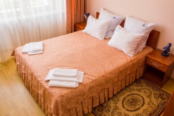 Спальня а двухместном двухкомнатном люксе в корпусе 10а -санаторий Родник - в городе Пятигорск