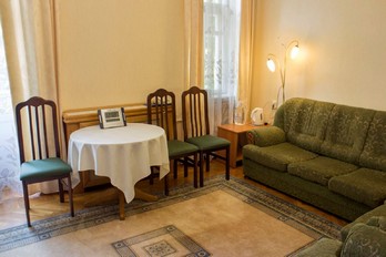 Гостиная в двухместном двухкомнатном номере люкс в корпусе В санатория Родник - город Пятигорск