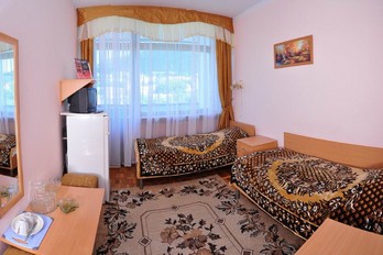 Спальная комната в однокомнатном двухместном номере второй категории в санатории Зори Ставрополья в городе-курорте Пятигорск