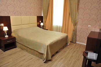 Спальня двухместного двухкомнатного номера в санатории имени Анджиевского в городе Ессентуки